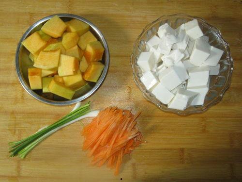 豆腐能和黑瓜一起吃吗,豆腐与黑瓜的搭配食用探讨