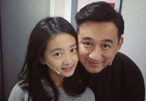 明星网红看女儿视频,镜头下的甜蜜日常