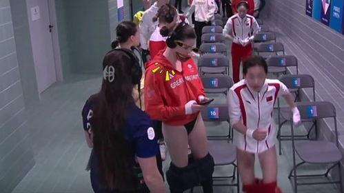 红衣服黑裤子吃瓜,吃瓜群众的热议焦点